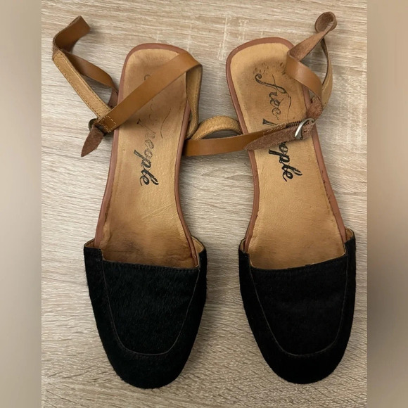 FREE PEOPLE Korine Cow Hair Flat in Black size 5.5 US - Picture 2 of 6